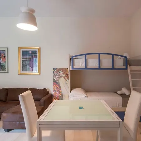 Aura Holiday House *